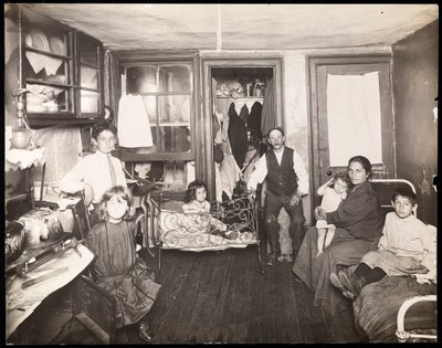 Familie in einem Zimmer in einem Mietshaus, um 1910 von Jessie Tarbox Beals